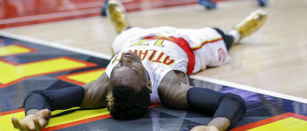 Steh-Auf-Männchen. Dennis Schröder, hier vergangene Woche im Spiel gegen Philadelphia, lässt sich in der NBA nicht unterkriegen.