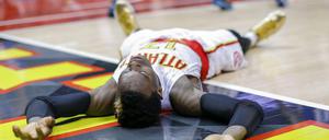 Steh-Auf-Männchen. Dennis Schröder, hier vergangene Woche im Spiel gegen Philadelphia, lässt sich in der NBA nicht unterkriegen.