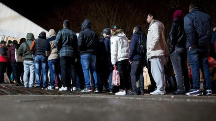 Engpass Berlin: Flüchtlinge vor dem Lageso.