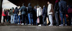 Engpass Berlin: Flüchtlinge vor dem Lageso.