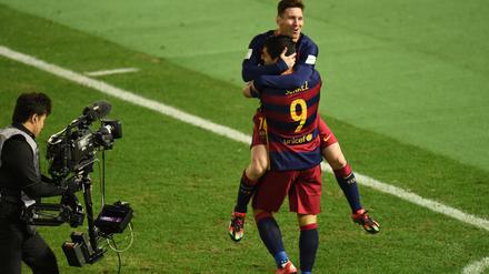 Luis Suarez feiert mit Lionel Messi sein Tor gegen River Plate.