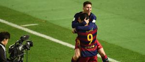 Luis Suarez feiert mit Lionel Messi sein Tor gegen River Plate.