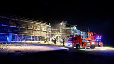 Die Feuerwehr am ersten Weihnachtsfeiertag vor der im Bau befindlichen Flüchtlingsunterkunft in Schwäbisch Gmünd.