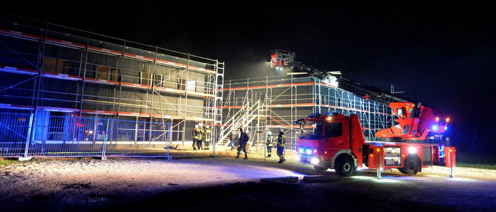 Die Feuerwehr am ersten Weihnachtsfeiertag vor der im Bau befindlichen Flüchtlingsunterkunft in Schwäbisch Gmünd.