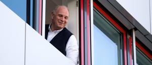 Uli Hoeneß verfolgt am 23.11.2015 das Abschlusstraining des Fußball-Bundesligisten FC Bayern München an der Säbener Straße in München (Bayern).