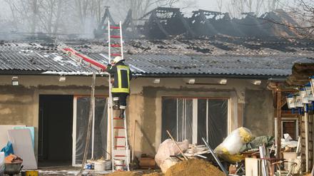 Roßbach (Bayern): ein ausgebranntes Gebäude. In der geplanten Flüchtlingsunterkunft hat es in der Nacht zum Freitag gebrannt. Am 15. Januar hätten 58 Asylbewerber in die ehemalige Diskothek einziehen sollen.