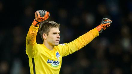  Berlins Torwart Rune Jarstein jubelt nach dem Schlusspfiff. 