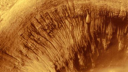 Reich an Rinnen. Auf der Marsoberfläche gibt es viele Rinnen und Kanäle (hier in einem Teil des Newton-Kraters). Sie müssen nicht unbedingt von fließendem Wasser stammen. Stattdessen könnten die Rinnen von verdampfendem Trockeneis geformt worden sein, schreiben jetzt zwei Wissenschaftler vom französischen Forschungszentrum CNRS im Fachblatt «Nature Geoscience». 