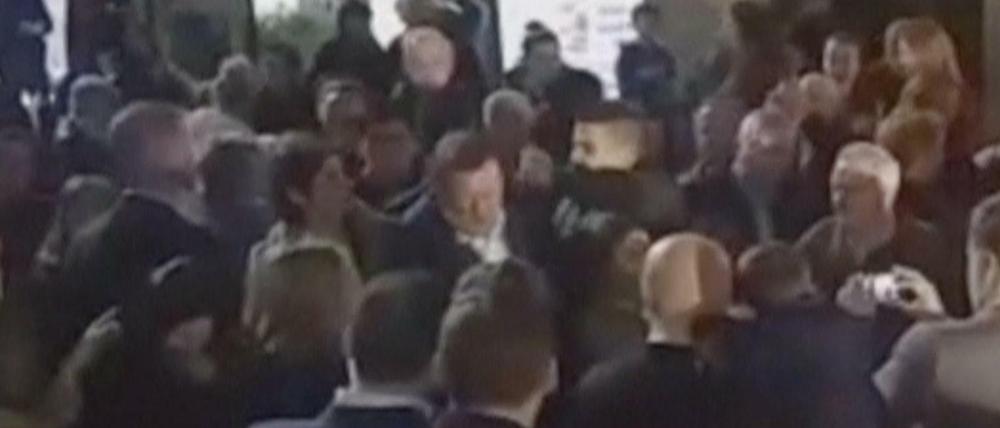 Spaniens Ministerpräsident Mariano Rajoy wurde bei einem Wahlkampfauftritt von einem Jugendlichen geschlagen.