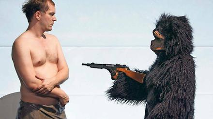 Planet der Waffen. Szene aus der freien Theaterproduktion „Erinnerung an die Zukunft“ in den Berliner Sophiensälen. 