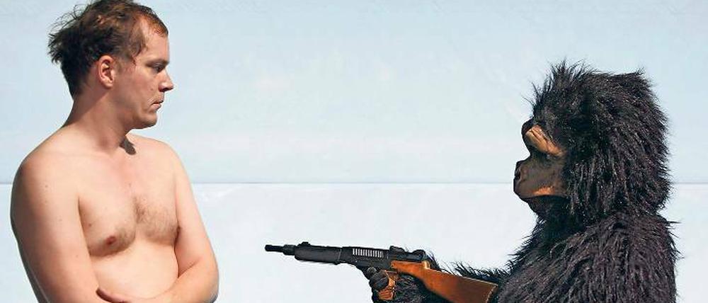 Planet der Waffen. Szene aus der freien Theaterproduktion „Erinnerung an die Zukunft“ in den Berliner Sophiensälen. 