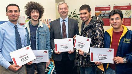 Angekommen. TU-Präsident Thomsen (Mitte) mit Flüchtlingen, die im Herbst als Gasthörer an der TU starteten. 