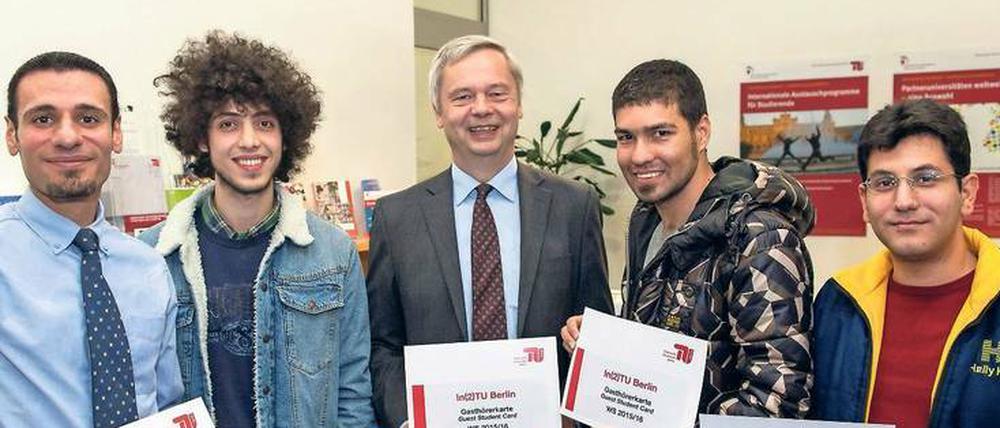 Angekommen. TU-Präsident Thomsen (Mitte) mit Flüchtlingen, die im Herbst als Gasthörer an der TU starteten.