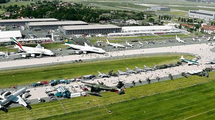 Tausende kommen zur ILA - und ab Mai sollen hier dann auch Flüchtlinge leben. Der reguläre Flugbetrieb wird wohl erst im Herbst 2017 aufgenommen (wenn alles klappt).