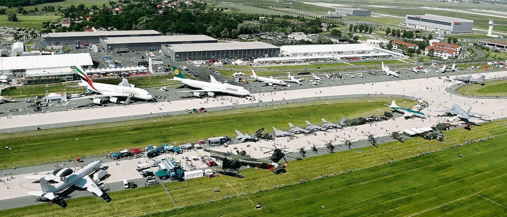 Tausende kommen zur ILA - und ab Mai sollen hier dann auch Flüchtlinge leben. Der reguläre Flugbetrieb wird wohl erst im Herbst 2017 aufgenommen (wenn alles klappt).