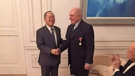 Rudolf Weinsheimer und Botschafter Takeshi Nakane.