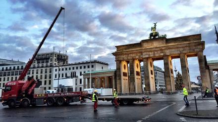 Macht dicht das Tor. Bauarbeiter bereiten am Samstagmorgen den Platz des 18. März für die Silvesterparty vor.