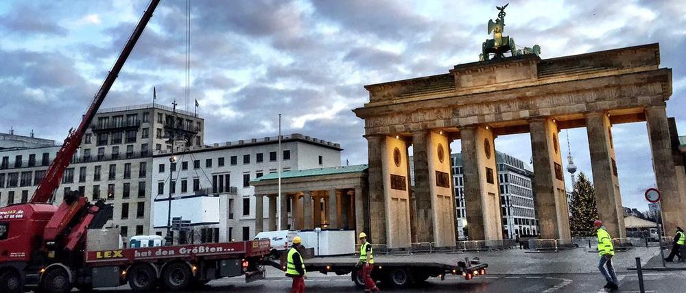 Macht dicht das Tor. Bauarbeiter bereiten am Samstagmorgen den Platz des 18. März für die Silvesterparty vor.