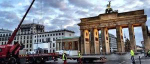Macht dicht das Tor. Bauarbeiter bereiten am Samstagmorgen den Platz des 18. März für die Silvesterparty vor.