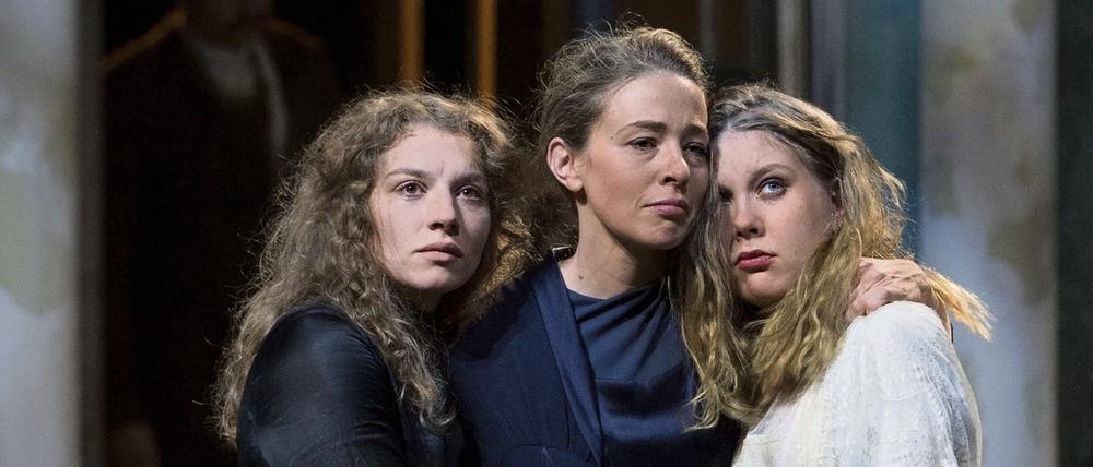 Antonia Bill, Laura Tratnik und Karla Sengteller sind "Drei Schwestern".