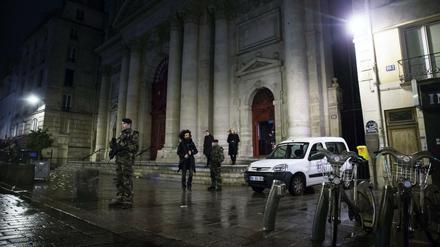 In Paris waren Uniformierte vor vielen Gotteshäusern und Gebetsräumen präsent.