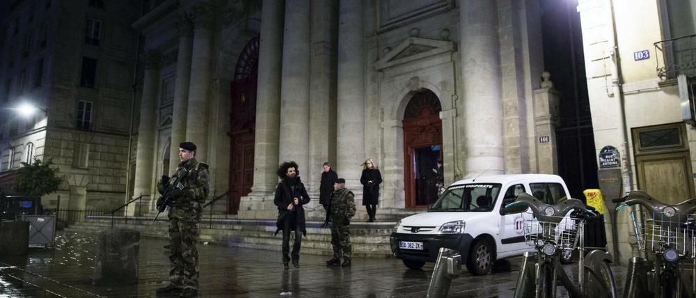 In Paris waren Uniformierte vor vielen Gotteshäusern und Gebetsräumen präsent.