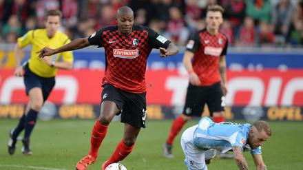 Freiburgs Karim Guede (l) und Münchens Dominik Stahl kämpfen um den Ball.