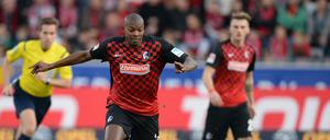 Freiburgs Karim Guede (l) und Münchens Dominik Stahl kämpfen um den Ball.