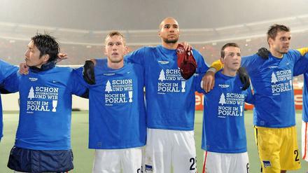 Kaum zu glauben. Wir sind noch drin! Herthas Spieler nach dem Triumph von Nürnberg.