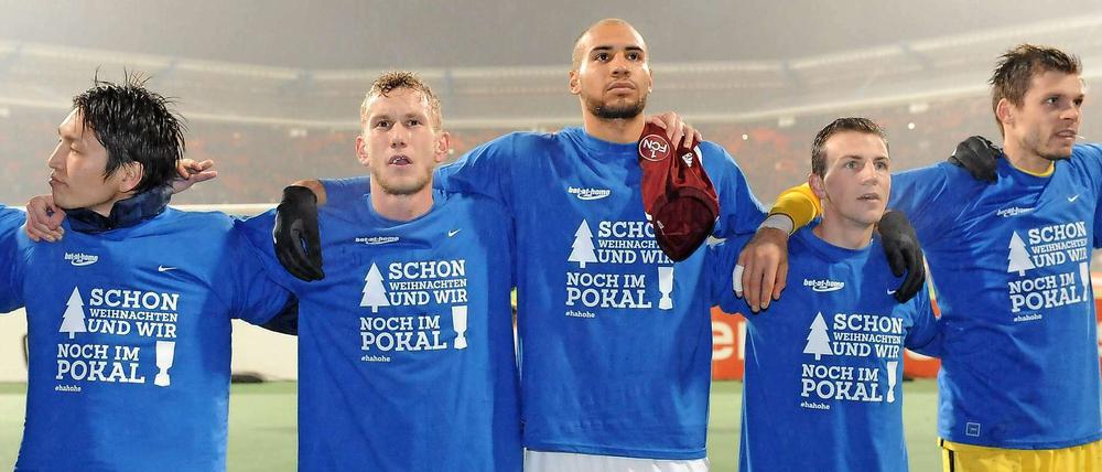 Kaum zu glauben. Wir sind noch drin! Herthas Spieler nach dem Triumph von Nürnberg.