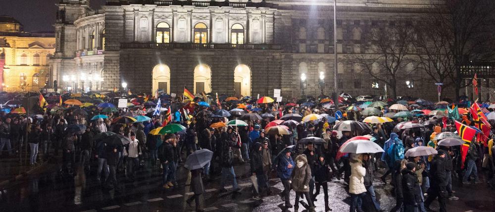 Pegida-Demonstranten Ende November vor der Semperoper in Dresden