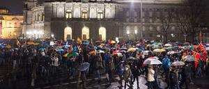 Pegida-Demonstranten Ende November vor der Semperoper in Dresden