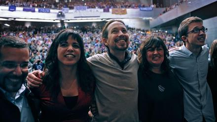 Pablo Iglesias (Mitte) will mit seiner linken Protestpartei Podemos die Verhältnisse in Spanien auf den Kopf stellen.