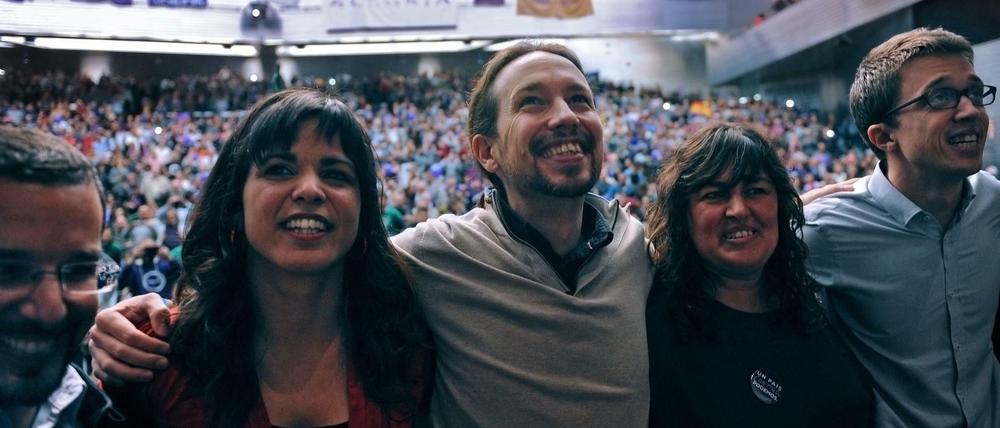 Pablo Iglesias (Mitte) will mit seiner linken Protestpartei Podemos die Verhältnisse in Spanien auf den Kopf stellen.