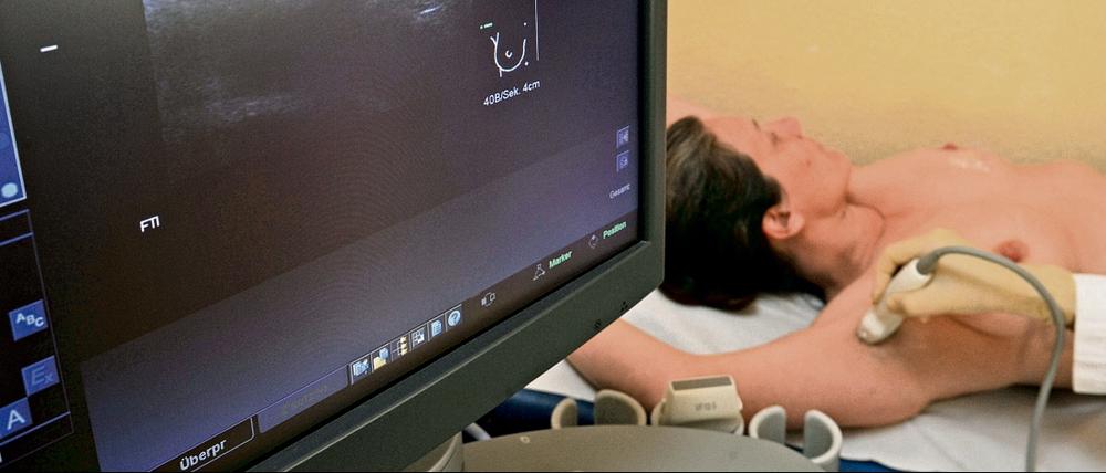Eine Frau wird mit Ultraschall auf Brustkrebs untersucht.