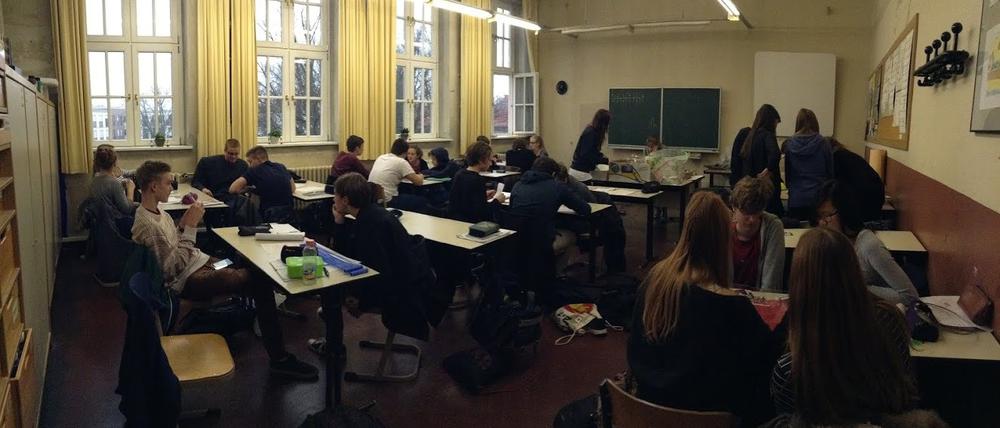 Bis zu 32 Schülerinnen und Schüler müssen sich in die viel zu kleinen Räumen quetschen.