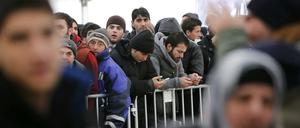 Flüchtlinge warten vor dem Lageso in Berlin.