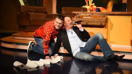 "That's what friends are for". Stefan Raab singt (rechts). Elton robbt. 