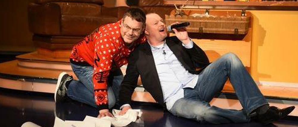 "That's what friends are for". Stefan Raab singt (rechts). Elton robbt.