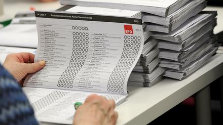 Zahlreiche Mitarbeiter sind auch am 12.05.2015 mit dem Auszählen der DIN-4-Stimmzettel nach der Landtagswahl zur Bremischen Bürgerschaft in Bremen beschäftigt. Das Bremer Wahlprüfungsamt befasste sich erneut mit einem Einspruch der AfD gegen das Wahlergebnis in Bremerhaven. 