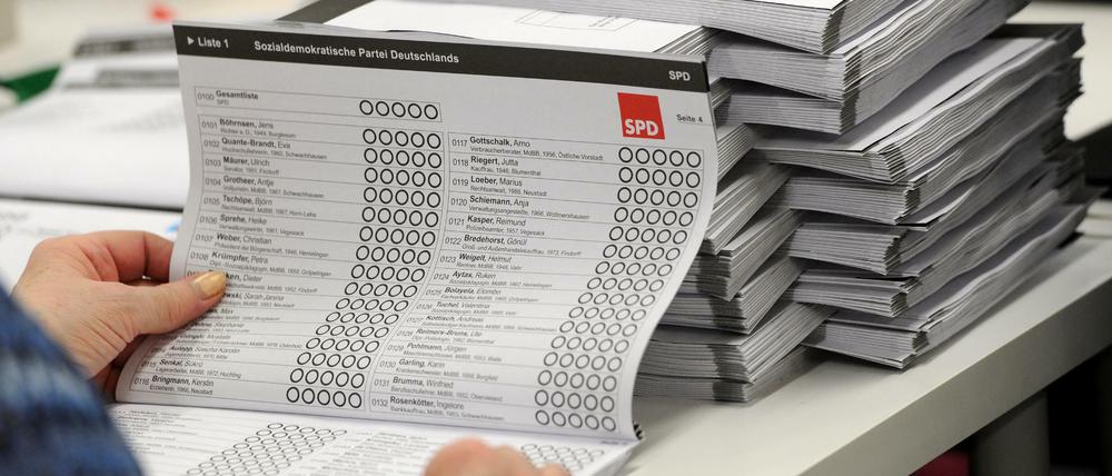 Zahlreiche Mitarbeiter sind auch am 12.05.2015 mit dem Auszählen der DIN-4-Stimmzettel nach der Landtagswahl zur Bremischen Bürgerschaft in Bremen beschäftigt. Das Bremer Wahlprüfungsamt befasste sich erneut mit einem Einspruch der AfD gegen das Wahlergebnis in Bremerhaven. 