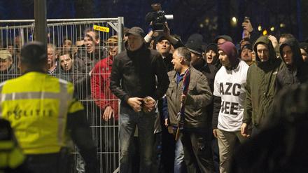 Rechte Randalierer haben im niederländischen Geldermalsen eine Ratssitzung attackiert.