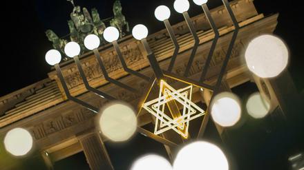 Alle Lichter eines Chanukka-Leuchters leuchten am 13.12.2015 vor dem Brandenburger Tor.