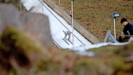 Richard Freitag kam bei dem Springen am Sonntag zu Fall.