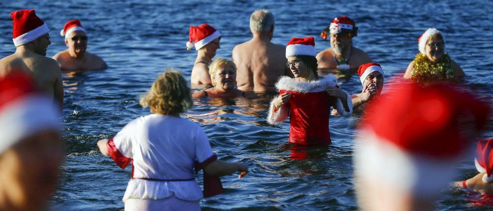 Traditionelles Weihnachtsschwimmen im Orankesee.