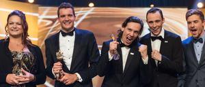 Die Sportlerin des Jahres, Kugelstoßerin Christina Schwanitz und der Sportler des Jahres, Triathlet Jan Frodeno, und die Mannschaft des Jahres, die nordischen Kombinierer Tino Edelmann, Eic Frenzel und Fabian Rießle (l.n.r.) jubeln im Kurhaus von Baden-Baden.