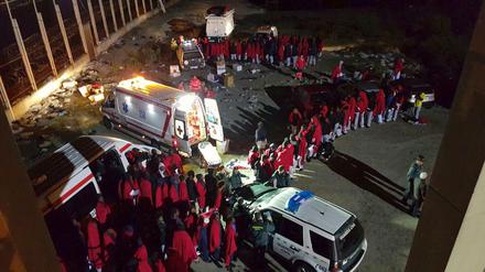 Nachdem sie die Grenzanlagen überwunden hatten, wurden die Flüchtlinge vom Roten Kreuz versorgt.