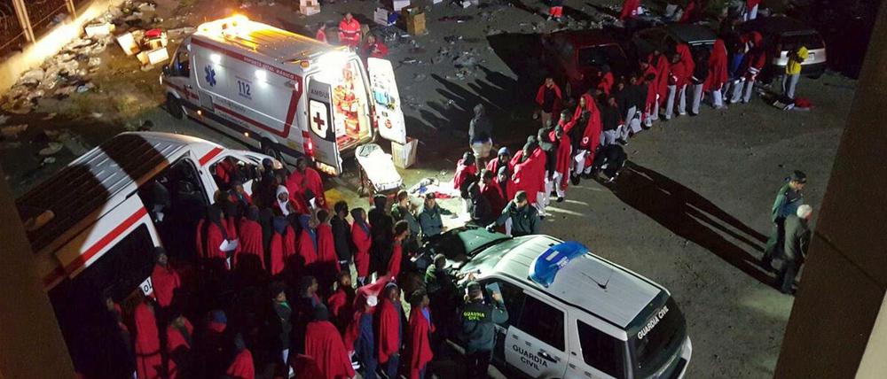 Nachdem sie die Grenzanlagen überwunden hatten, wurden die Flüchtlinge vom Roten Kreuz versorgt.