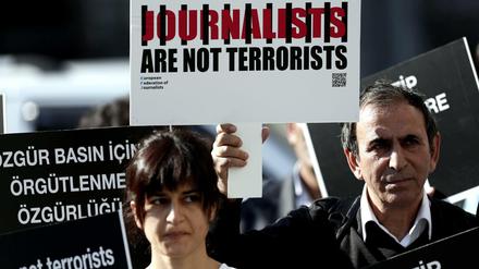 Türkische Journalisten demonstrieren für inhaftierte Kollegen. Archivbild von 2013.