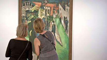 wei Frauen betrachten im Museum Berggruen in Berlin das dem Gemälde «Potsdamer Platz» von Ernst Ludwig Kirchner, ein Foto von 2013. Kirchners Meisterwerk ist zur Zeit mit 49 weiteren Werken der klassischen Moderne aus der Neuen Nationalgalerie im Israel Museum in Jerusalem zu sehen. 